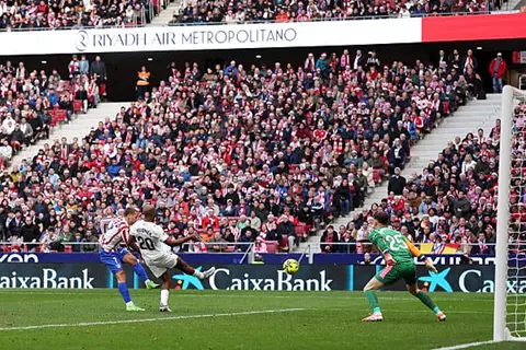 رائعة جريزمان تمنح أتلتيكو الفوز على فالنسيا في الليجا (فيديو)